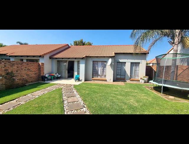 3 BEDROOM TOWNHOUSE FOR SALE IN MONAVONI